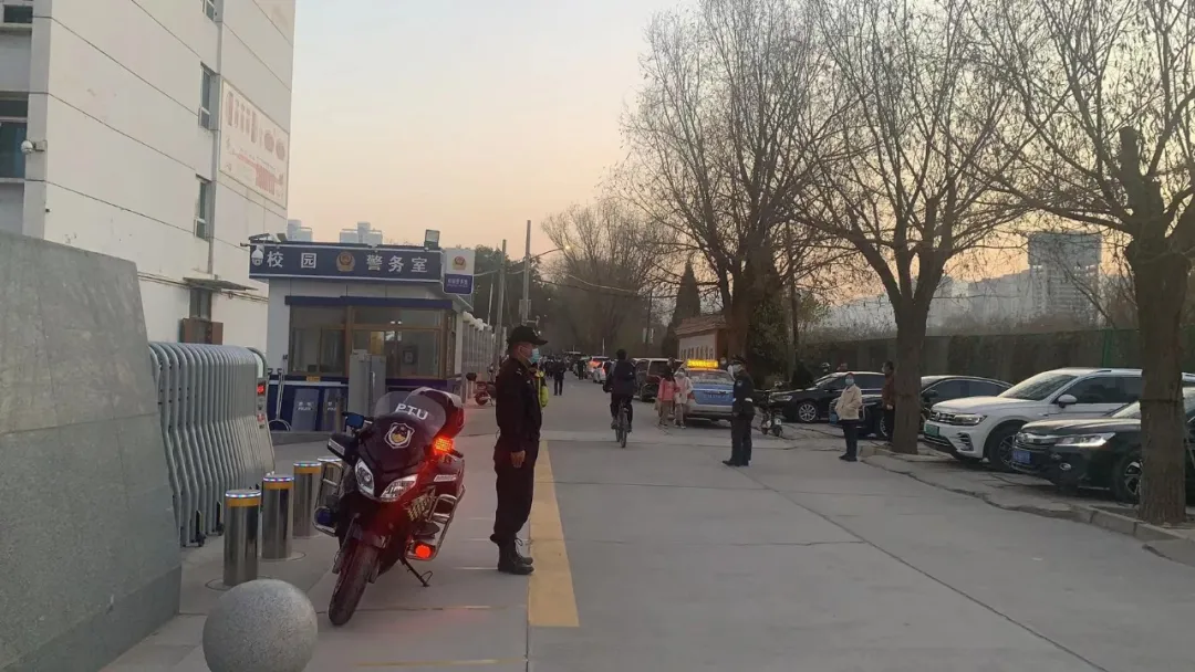 “大檐帽”守护“小黄帽”！西固公安分局全力护航复学复课