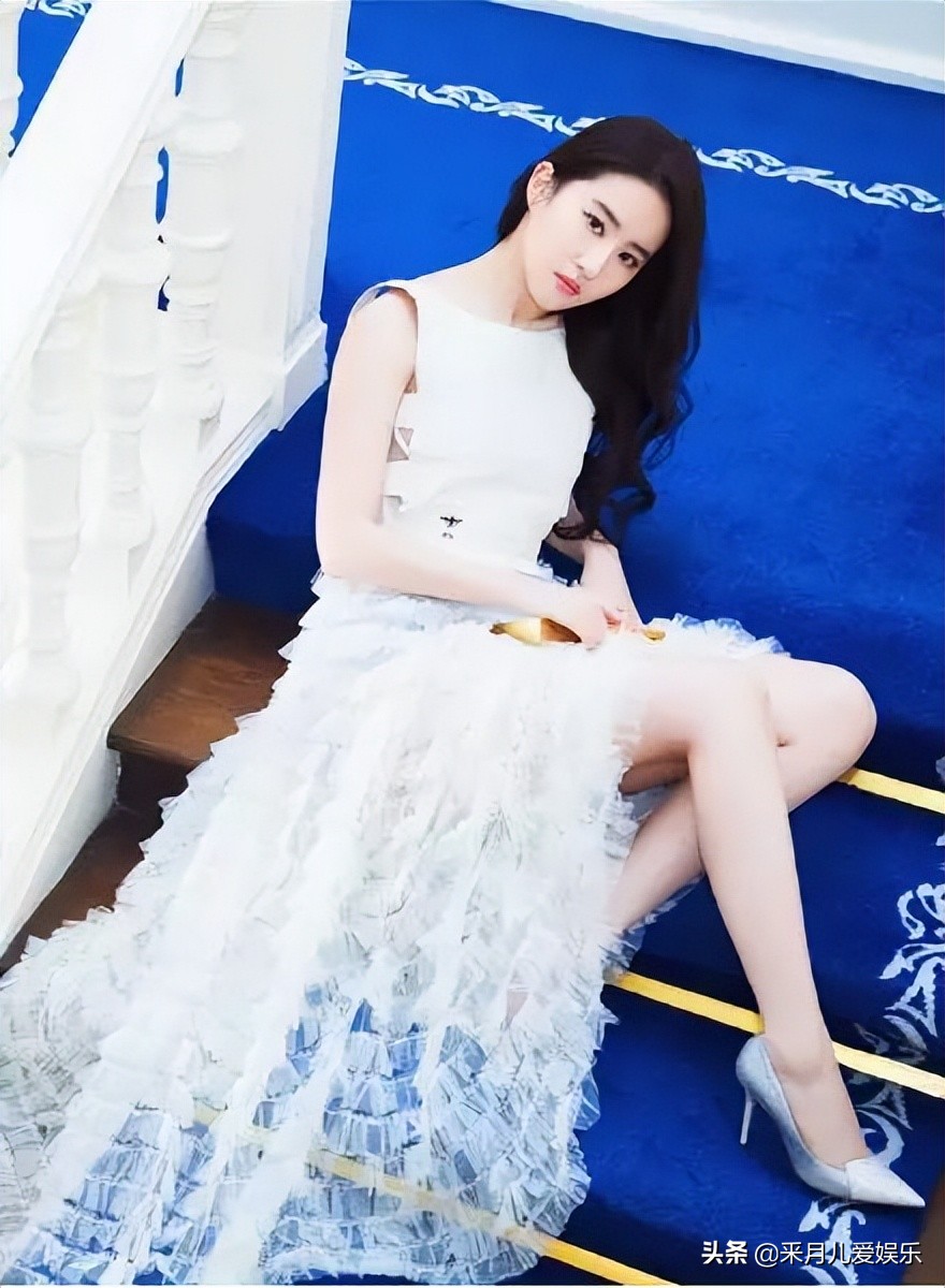 女星同样身穿小白裙，为何气质大不相同？她美得让人移不开眼睛