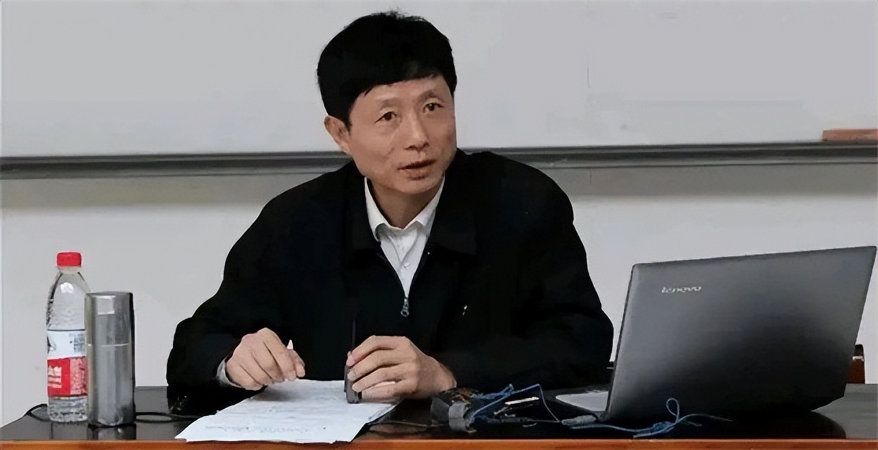 2014年艾跃进确诊胃癌，胃部被切掉4分之1，仍不愿意离开讲台