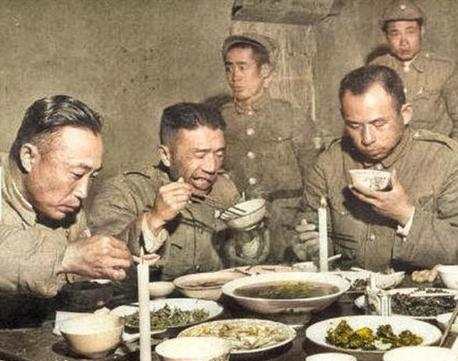 吃得不如狗？我军管饱，国军饥饿，待遇差距竟然这样大？