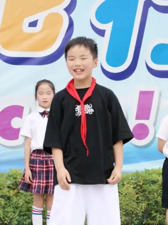 成都市双流区实验小学外国语学校兰花中队进行升旗仪式班级展示