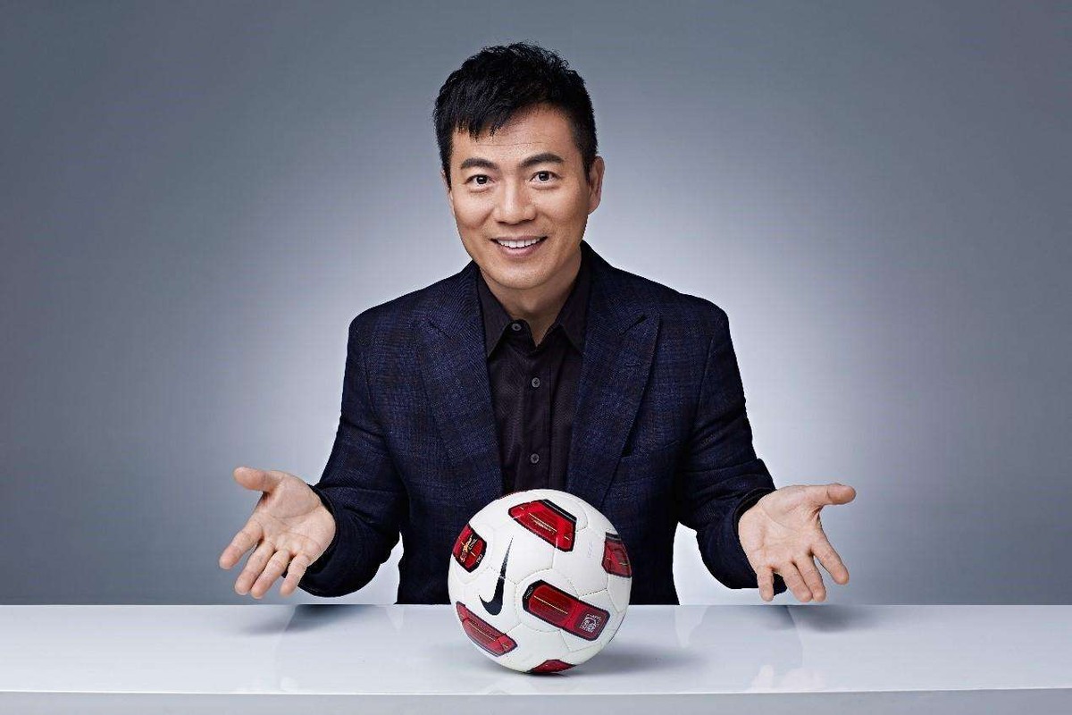 黄健翔个人资料(54岁足球解说员黄健翔:二婚15年,仍