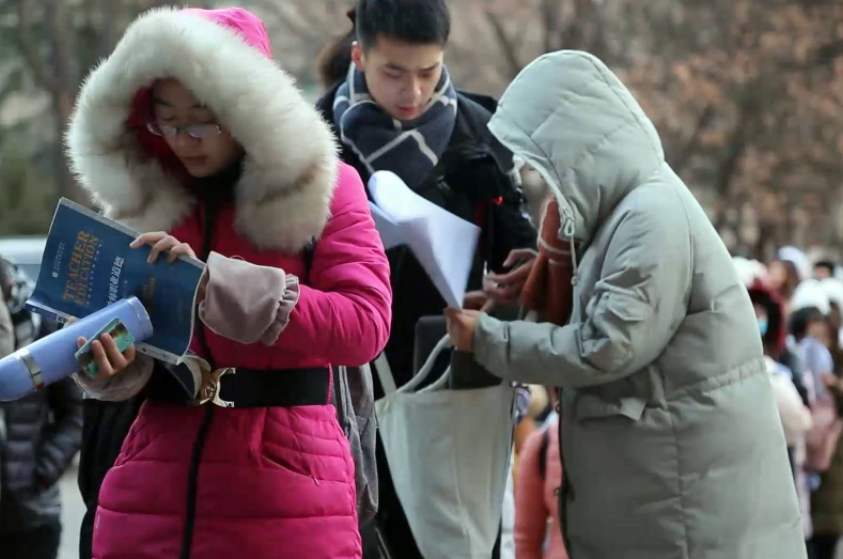 安徽一职校女大学生，辱骂外卖员致其辞职，学校的做法让人意难平