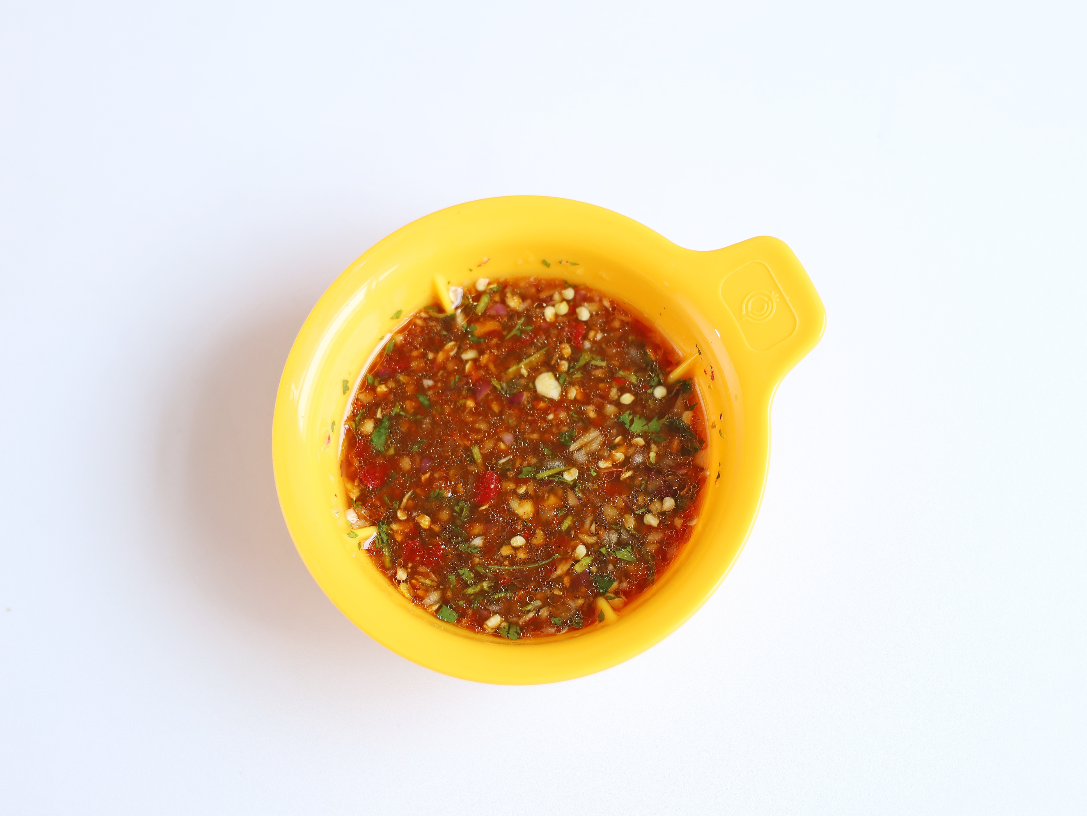 2.加入2勺生抽,1勺蚝油,2勺蒜蓉辣酱,2勺蜂蜜,4勺清水搅拌均匀1.