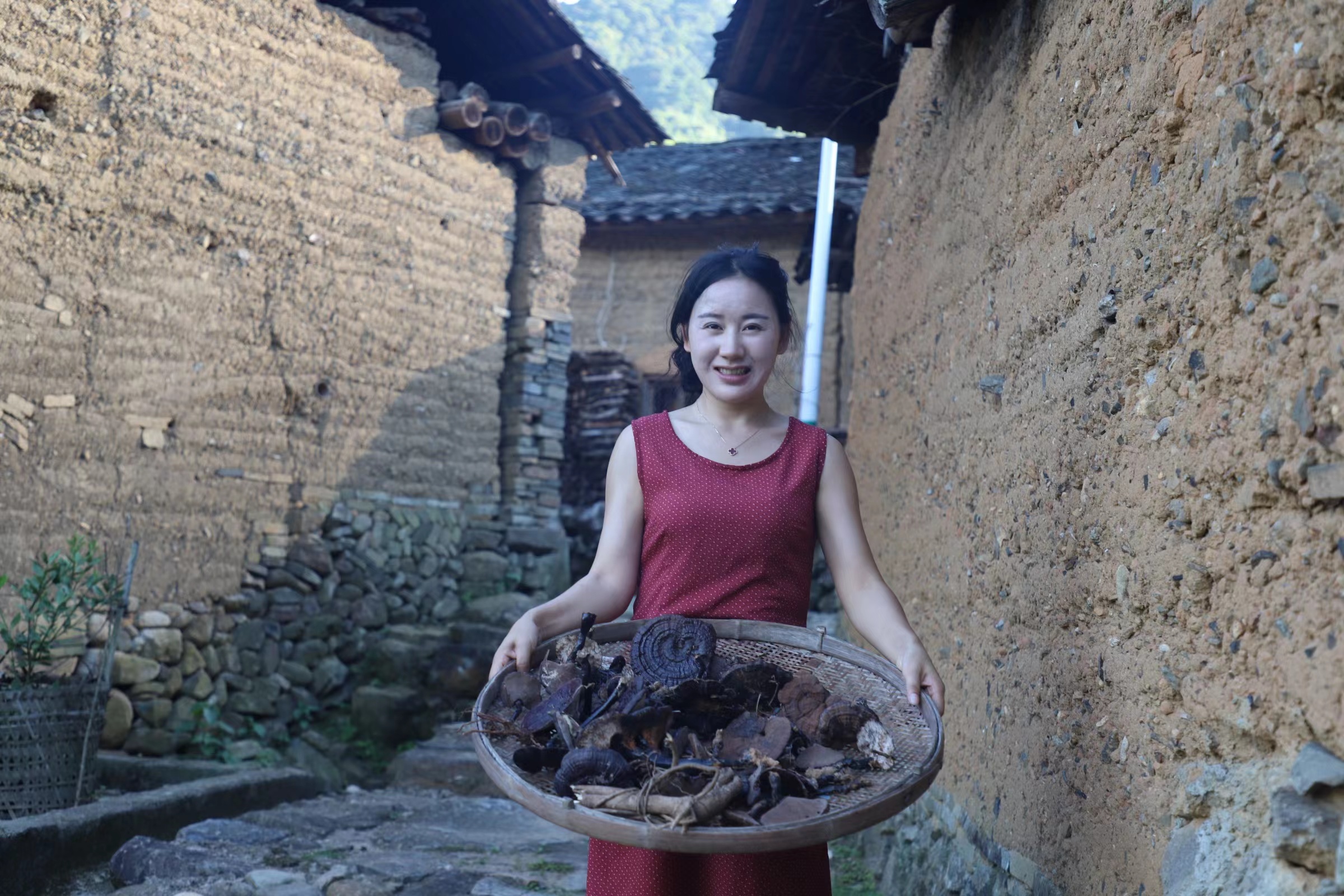 乡愁沈丹,23岁未婚生娃,25岁开工厂,27岁破产,35岁成千万网红