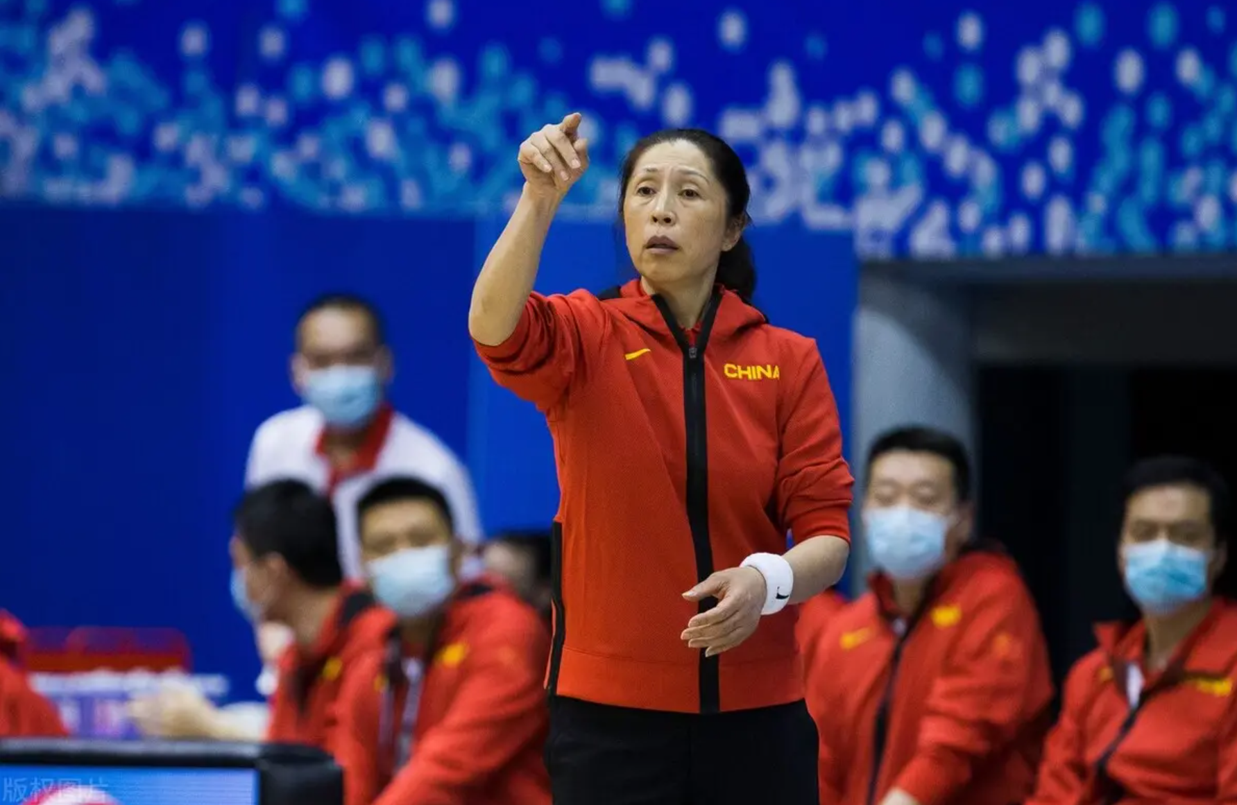 中國女籃最新名單身高及年齡（中國女籃260斤新星涌現，2場曾拿下62+68，不輸李月汝，恭喜鄭薇）