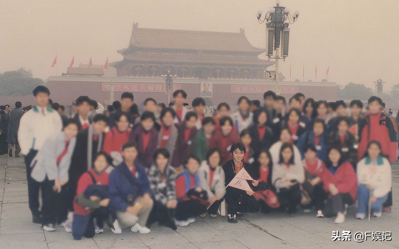 王祖蓝庆祝香港回归祖国25周年 掐点晒时隔25年前后与天安门合影