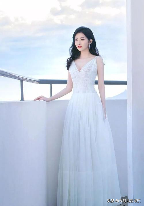 女星同样身穿小白裙，为何气质大不相同？她美得让人移不开眼睛