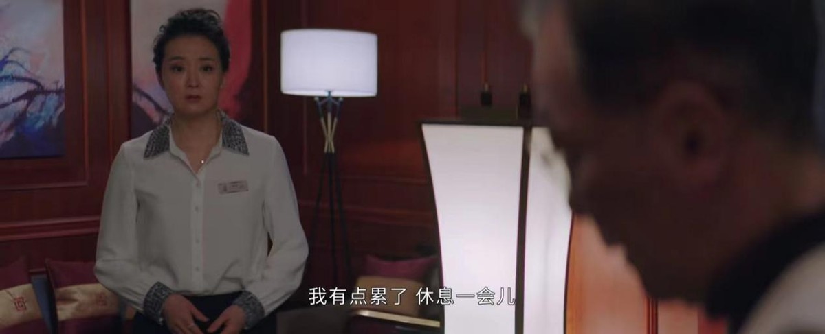 “晴格格”演酒店经理大变样，白衬衫丸子头气质足，49岁风韵犹存