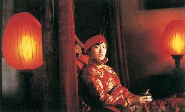 《大红灯笼高高挂》：女性被禁锢自由的悲惨人生