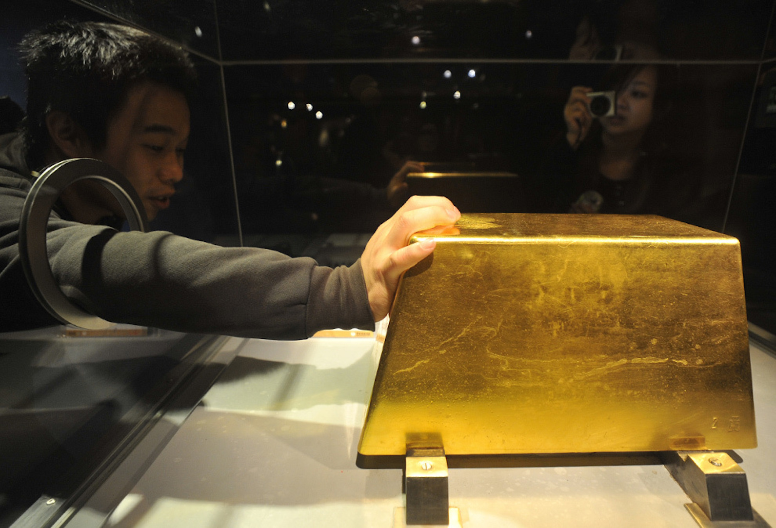 765吨黄金运抵中国，美媒：或将会清零美债，美联储不敢私吞黄金