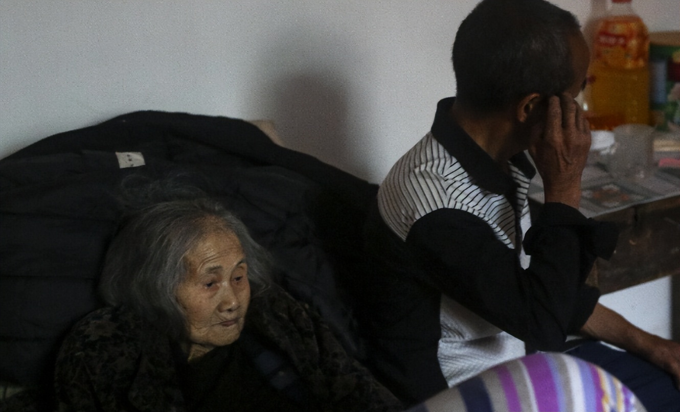 湖北一92岁母亲，怕三个瘫痪儿子挨饿，临终前拼命攒下1000斤粮食