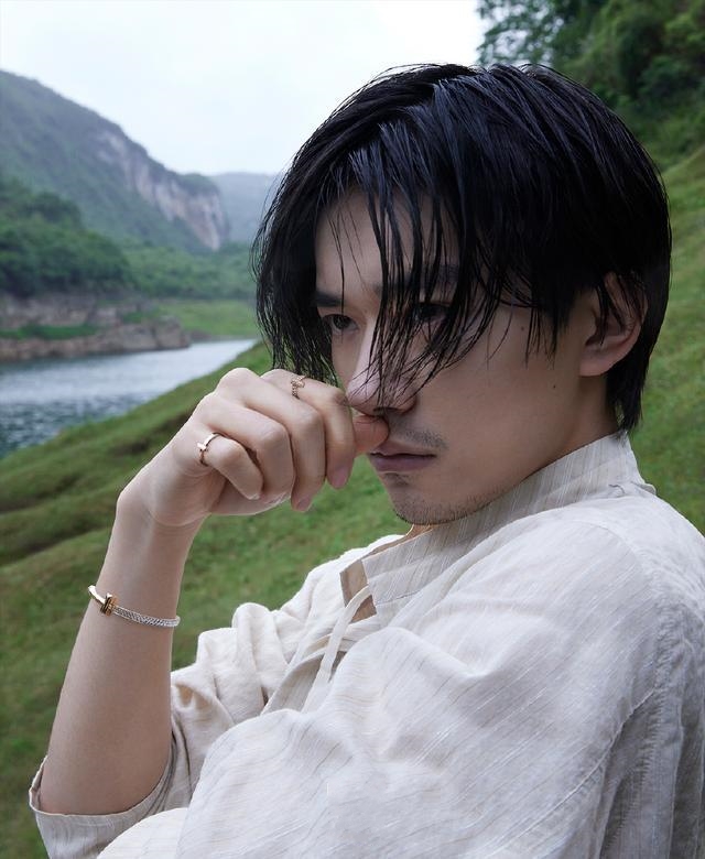 易烊千玺6月杂志封面出炉，大走颓败风，网友担心他会成为王传君