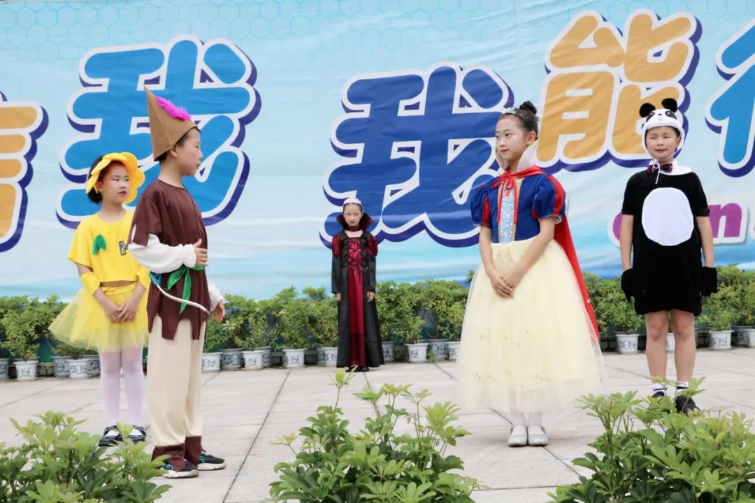 成都市双流区实验小学外国语学校兰花中队进行升旗仪式班级展示