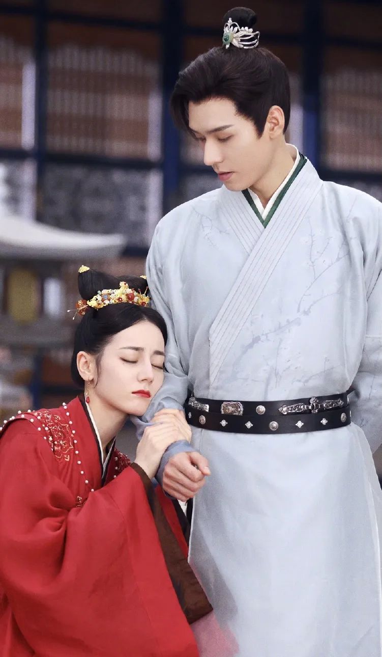 帅过杨洋,胜过李易峰,28岁和迪丽热巴"官宣恋爱"