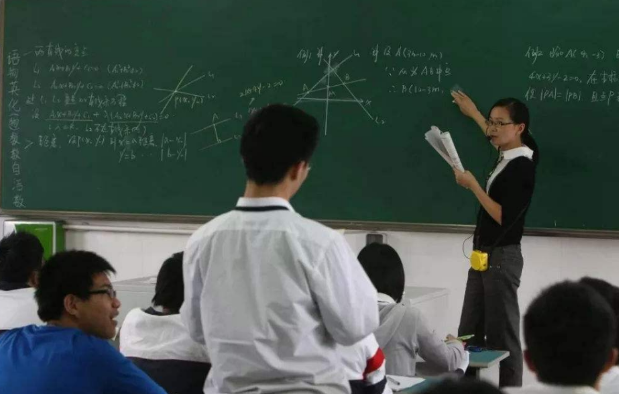 为什么9大必考科目老师中，英语老师大多“有钱漂亮”？原因现实