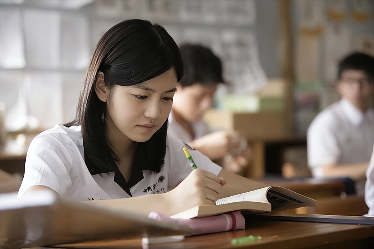 被“丑脖子”拖累的7位女星，明明长得如花似玉，合照却输太惨