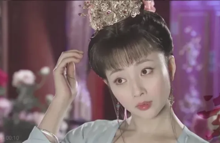 闫妮的“大妈味”、赵丽颖的“土气”，这8位女星，如今判若两人