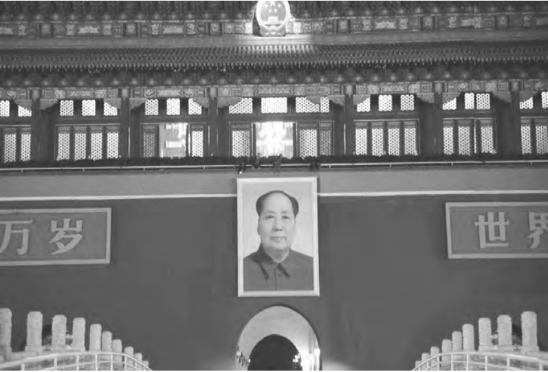 1950年，毛主席新画像挂上天安门，北京市民：怎么只有一只耳朵？