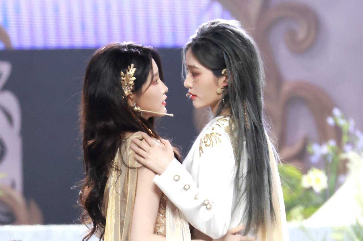 snh48 group演唱会人气高涨 周诗雨王奕《失忆》问鼎年度金曲
