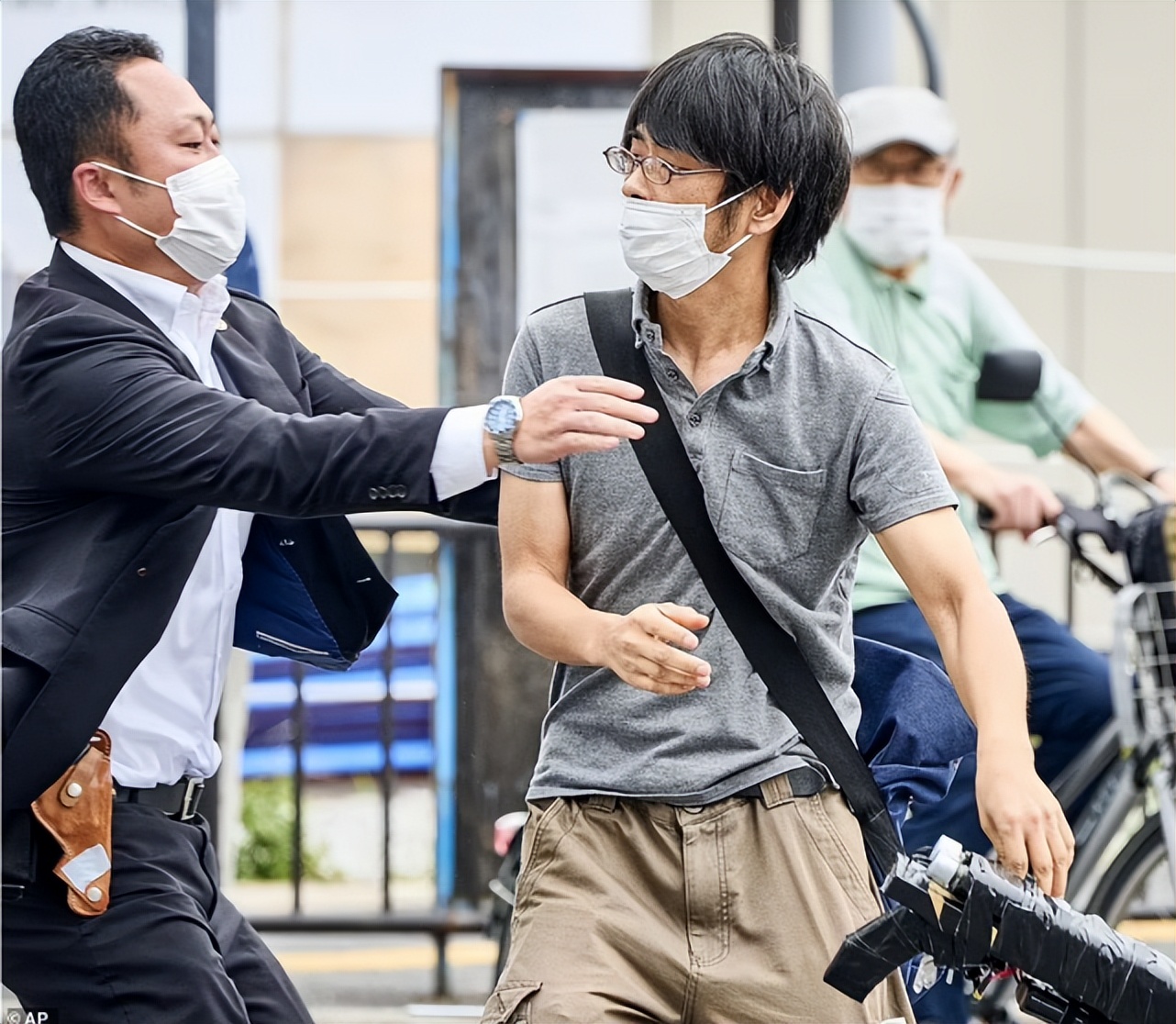 东京奥运会都有哪些著名尴尬场面(日本民众哭悼安倍，送上鲜花饮料，安倍趣事与尴尬事盘点)