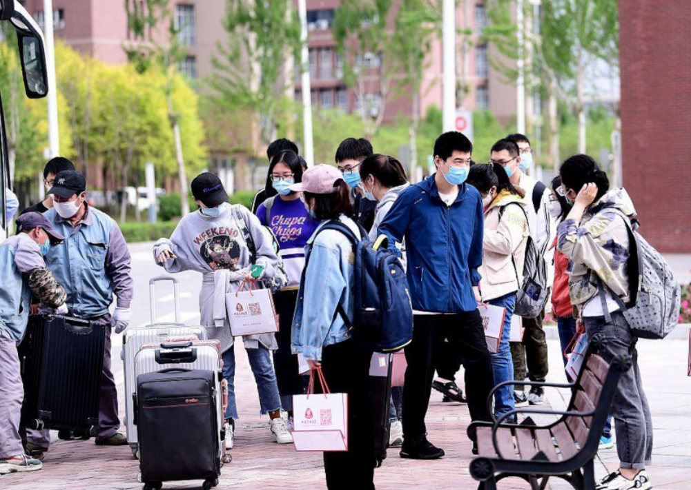 大学生将迎来“超长假期”？个别高校已发通知，学生喜忧参半