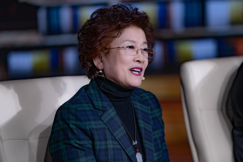 演员宋春丽：因拍戏终身不育，61岁却如愿当上母亲，自称无怨无悔