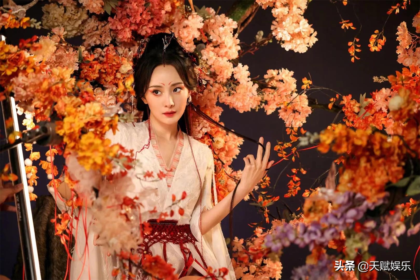 杨幂的外伤牵动着观众的心，杨幂工作室回应受伤，并感谢大家关心