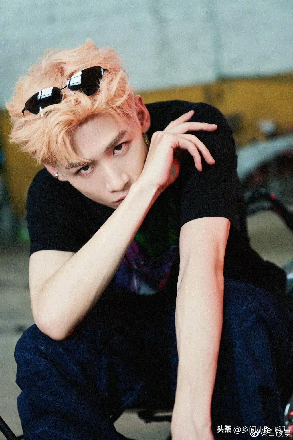 白敬亭头发掉色了？帅哥新发色掉色了，粉不过三天