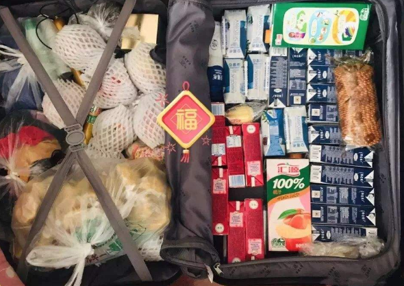 女大学生开学返校，行李箱塞满几十瓶牛奶，引发评论区网友共鸣