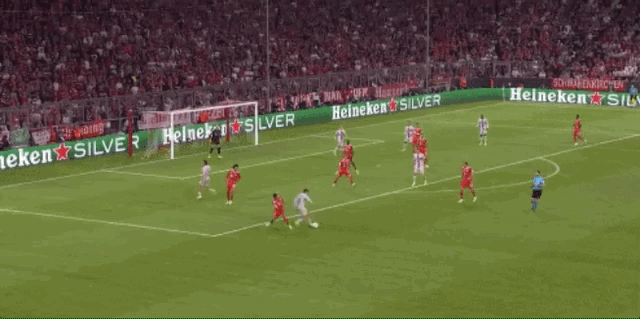 巴塞罗那vs拜仁慕尼黑（欧冠-卢卡斯萨内建功 莱万面对旧主失良机 拜仁2-0力克巴萨两战全胜）