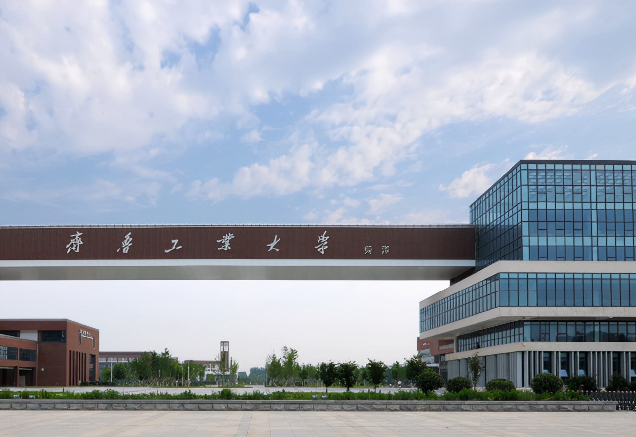 女孩晒出“研究生证书”，评论区却恶意满满，部分网友极尽嘲讽