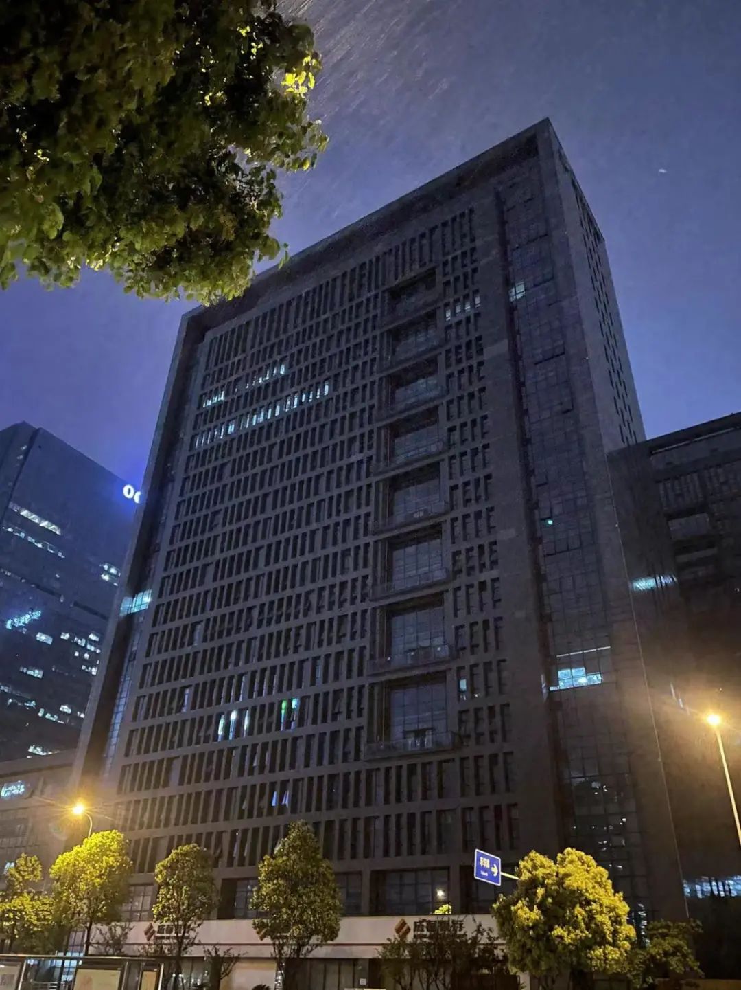 从三街四街写字楼深夜亮灯率看，哪家是卷王？