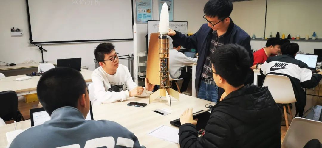 中青报聚焦！教学生制造火箭和飞行器，电子科技大学“宝藏”课程太酷了！