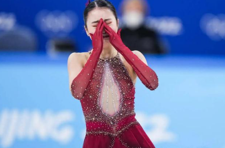 严重拖了队友的后腿,被网友质疑没资格参加冬奥会,完全不如张虹伊