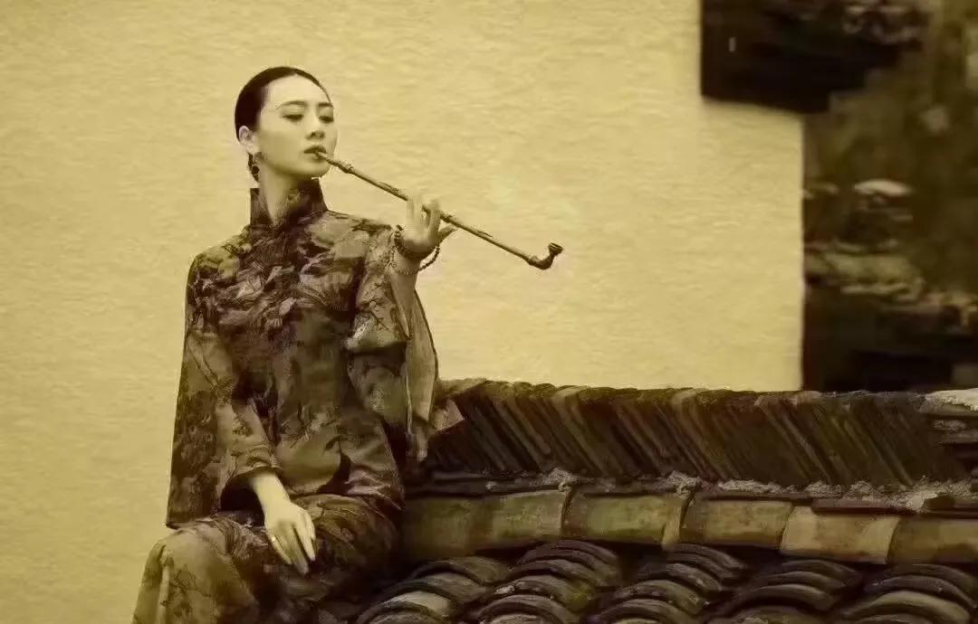 从女性吸烟的姿态看性格