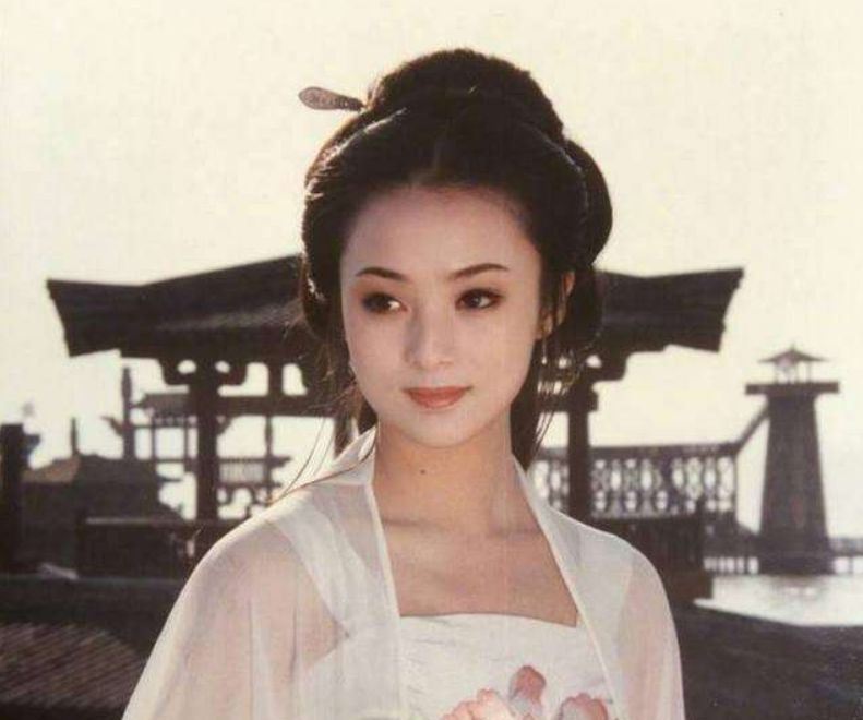 远离格格巫下巴、发面馒头脸，优雅老去才是中年女星最美的状态