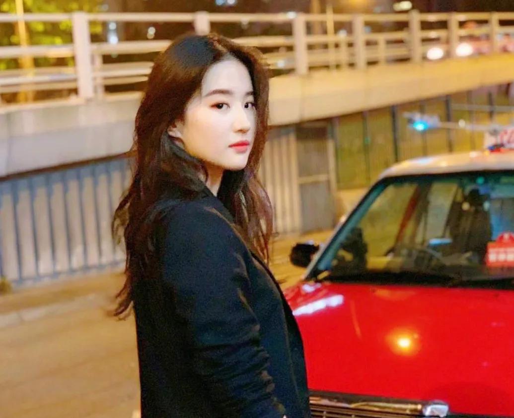 刘亦菲俏皮穿搭—别具一格，清雅脱俗，美到发光