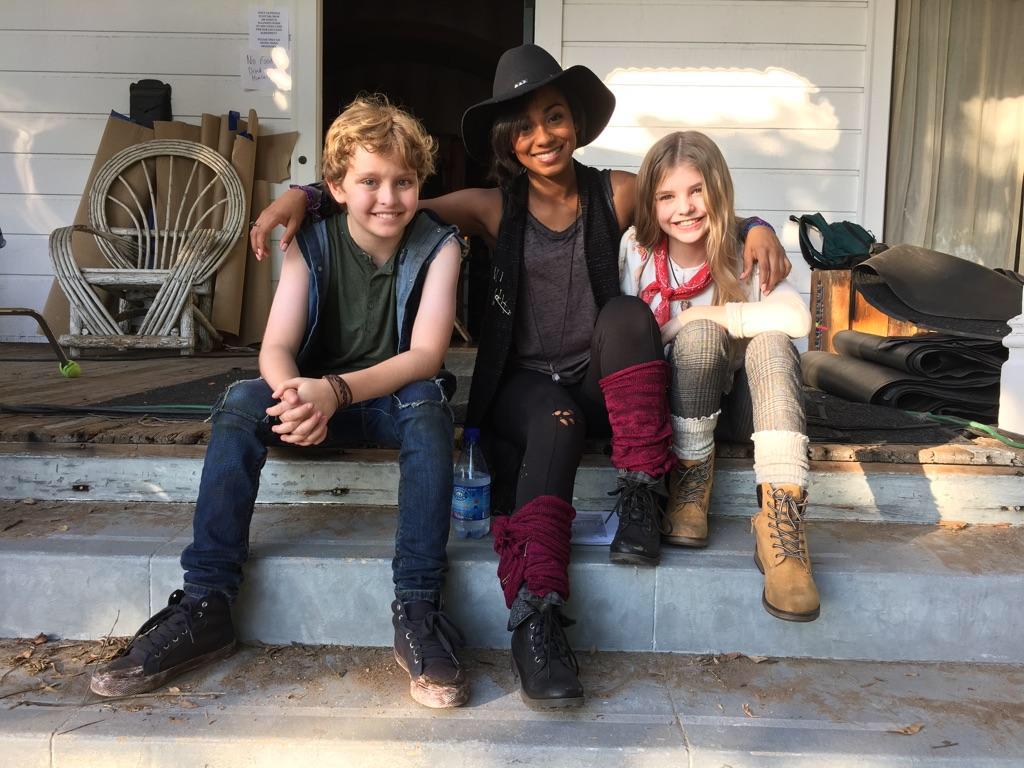 《壮志凌云》17岁女儿精致五官超抢镜，首映会上与阿汤哥亲密合影