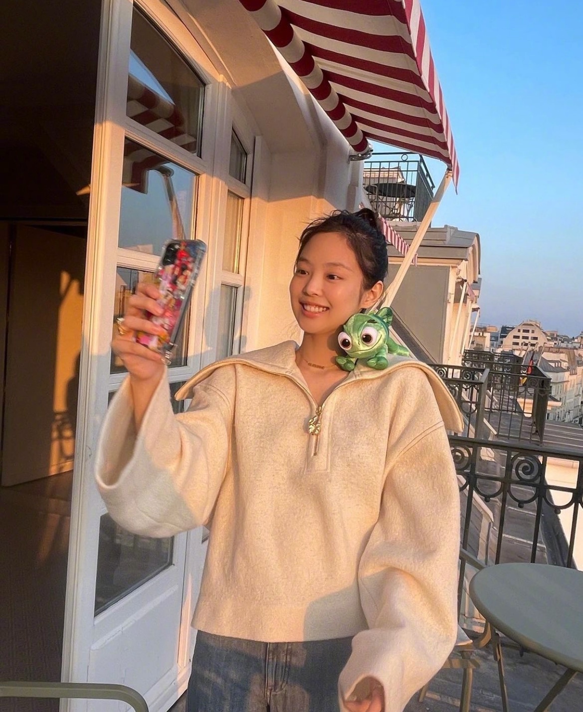 美女旅游生活照(jennie金智妮晒巴黎旅游美照) - 悦闻天下