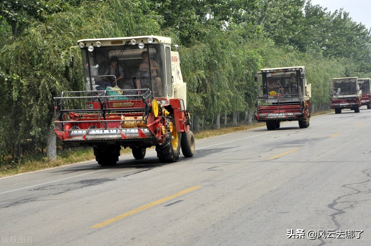 從手持鐮刀到大型聯(lián)合收割機(jī)出現(xiàn)實(shí)際上是麥客子換了收割工具而已