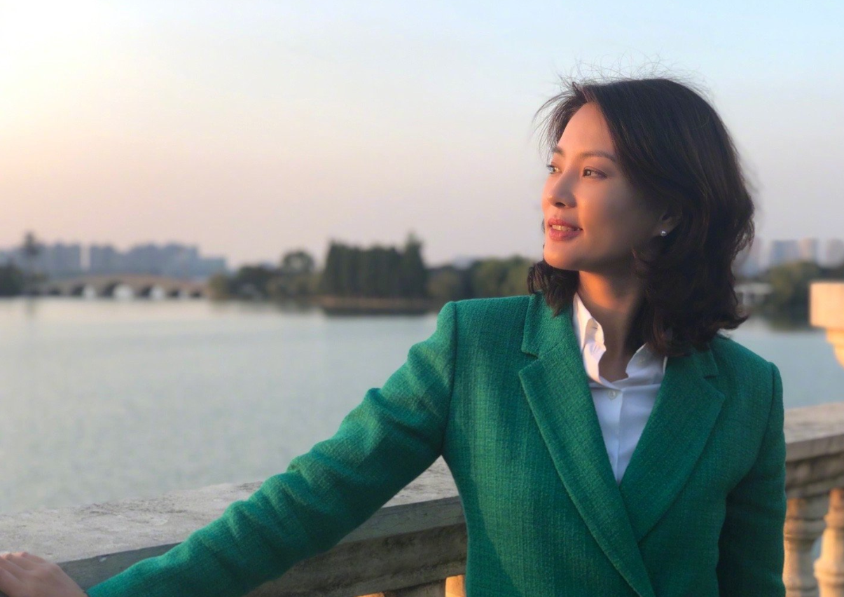 央视美女主持刘芳菲素颜曝光,皮肤白嫩紧致,46岁仍单身感情成谜