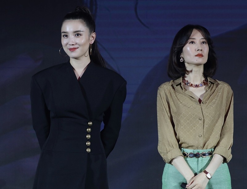 宋佳和刘敏涛都是40多岁了，同样穿商务风的服装，气质相差不小