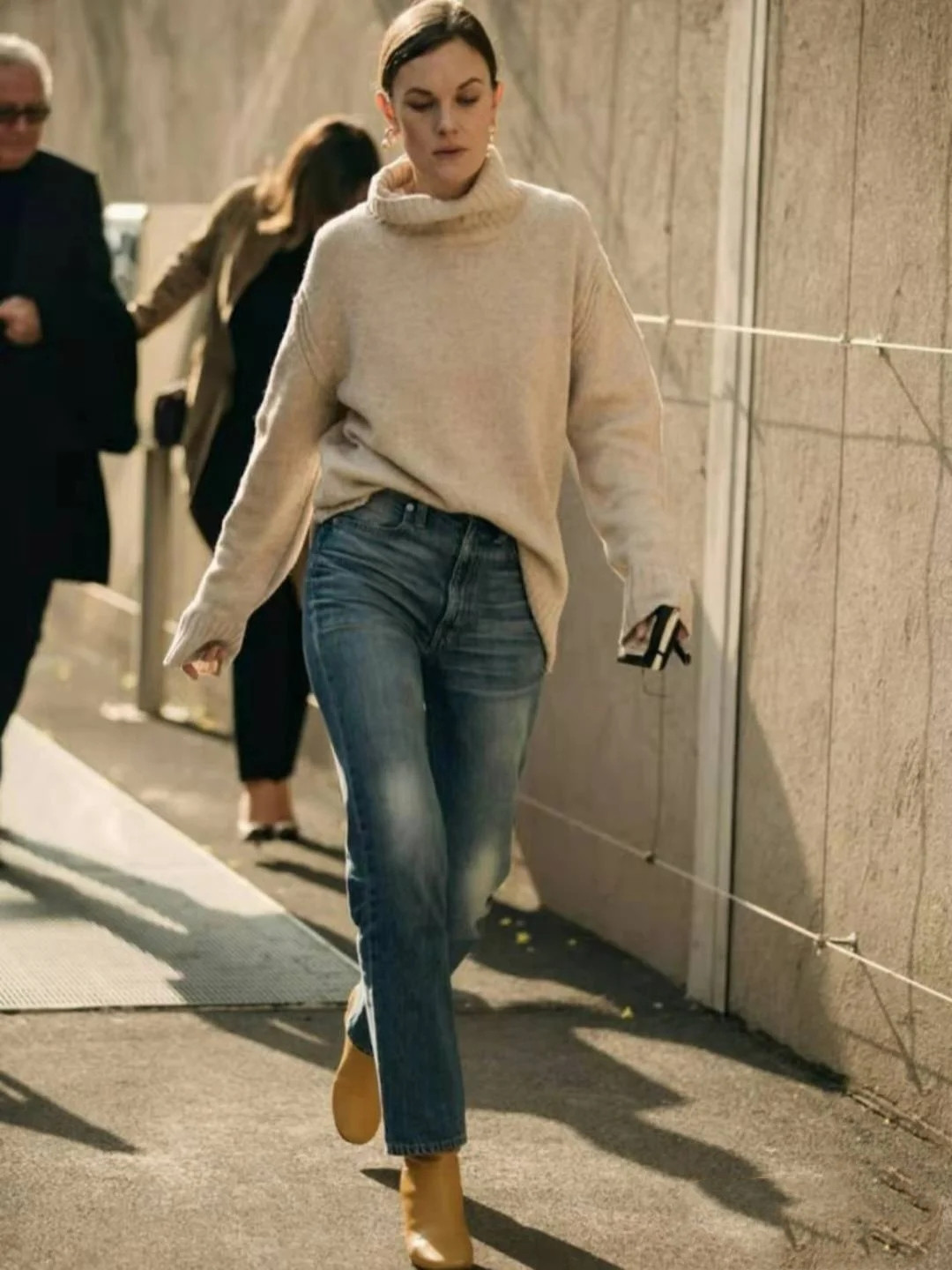 普通毛衣该收了，今年流行穿“奶奶毛衣”，优雅复古，谁穿谁美