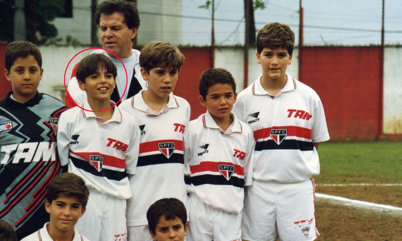 卡卡跟前妻为啥离婚（卡卡：和梅西一样忠于爱情，前妻为事业离去，小13岁嫩模为他续爱）