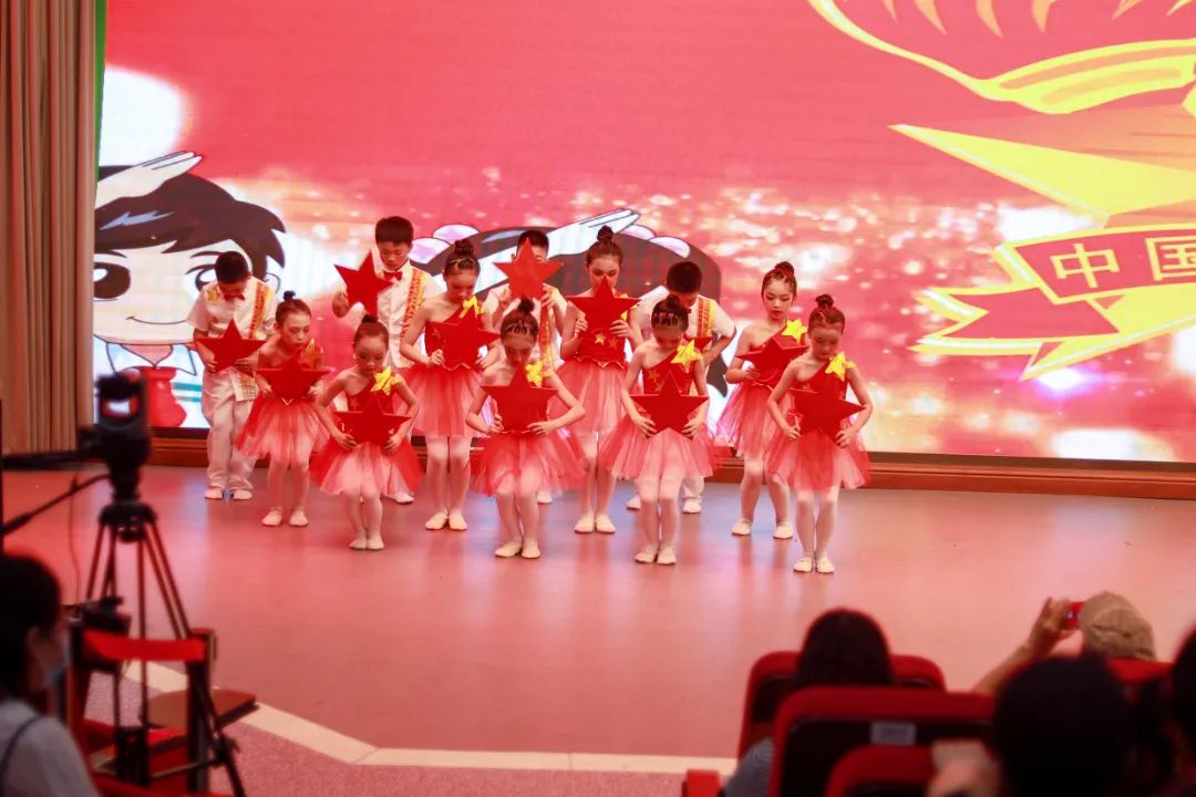 华阳实小举行“童星耀五月·艺术绽花开”群舞比赛（三四年级）