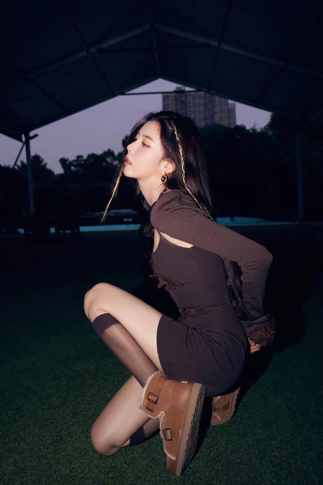 宋妍霏辣妹夜色写真,棕色刺绣吊带紧身裙搭配雪地靴,身材火辣