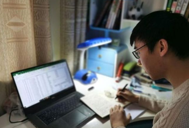 大学生迎来坏消息，多所高校学费上调，家长：上不起学了