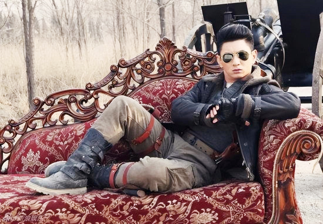 黑墨镜,大背头,皮夹克,大皮靴,还得给人家配个沙发.