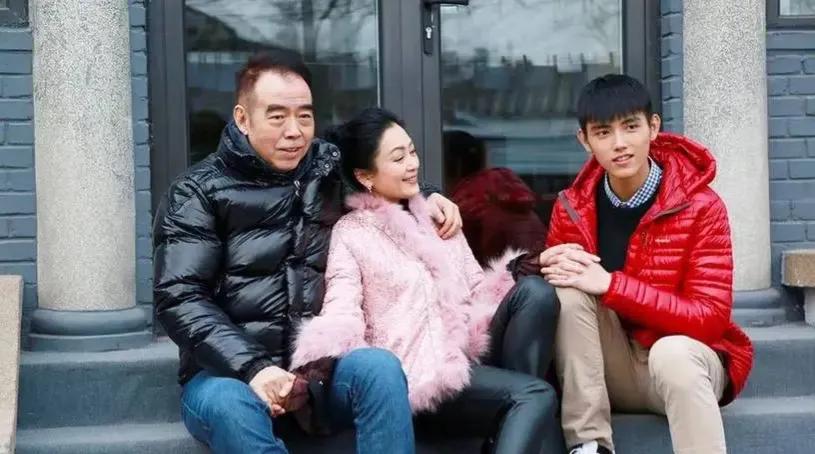 陈凯歌带儿子参加聚会，陈飞宇满脸胡茬不修边幅，一家人太接地气